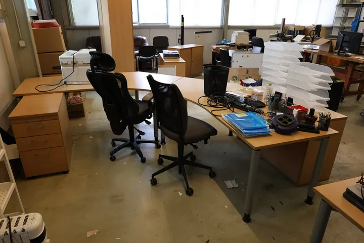2 x Tisch 1 x Rollcontainer 2 x Bürostuhl 1 x Büroschrank